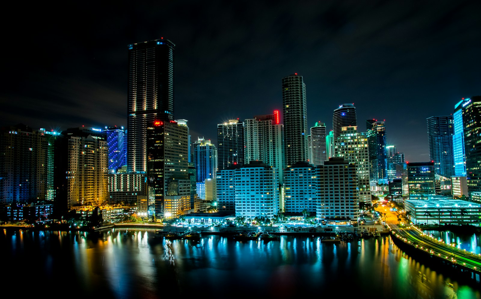 Smart Group Holdings LLC | Comercio digital entre EE. UU. y Venezuela Vista del skyline de Miami