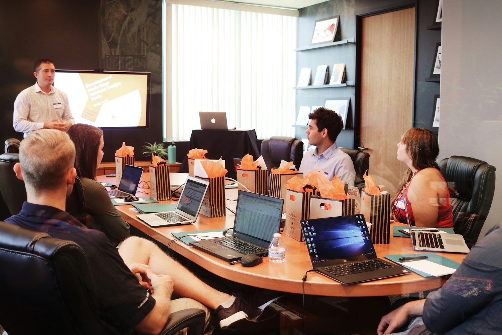 Smart Group Holdings LLC Equipo ejecutivo reunido en una oficina moderna trabajando en una estrategia empresarial