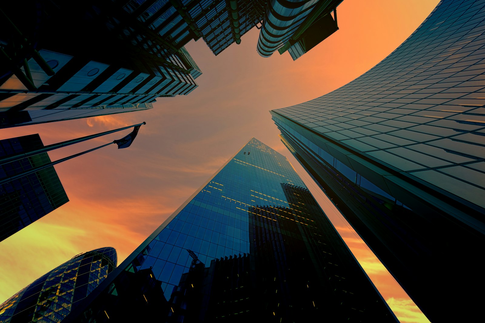 Smart Group Holdings LLC Arquitectura corporativa moderna representando mercados globales y crecimiento empresarial